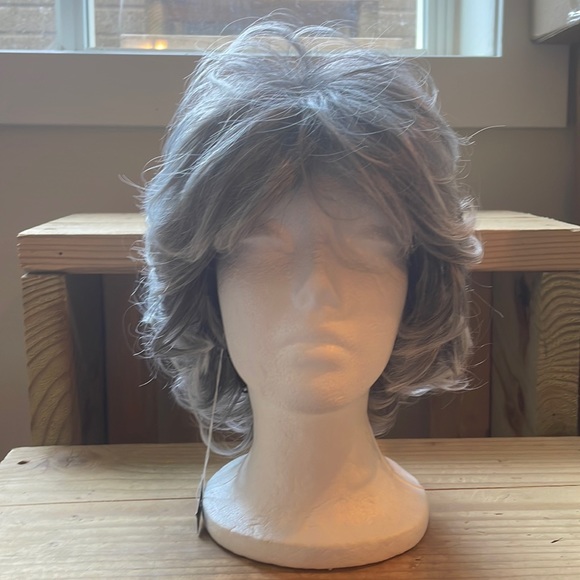 NWT 11” gray silver grey wavy short natural matte wig back curls - Picture 10 of 15